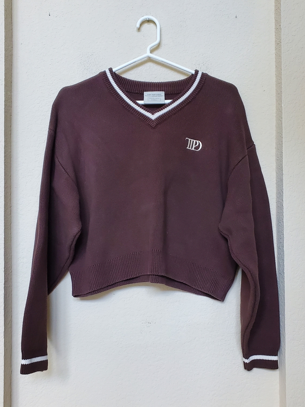 Taylor Swift Brown V-Neck Cropped Sweater with White Trim. Size XS